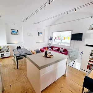 Quirky Seaside Family Walk To The Waves! Holiday home